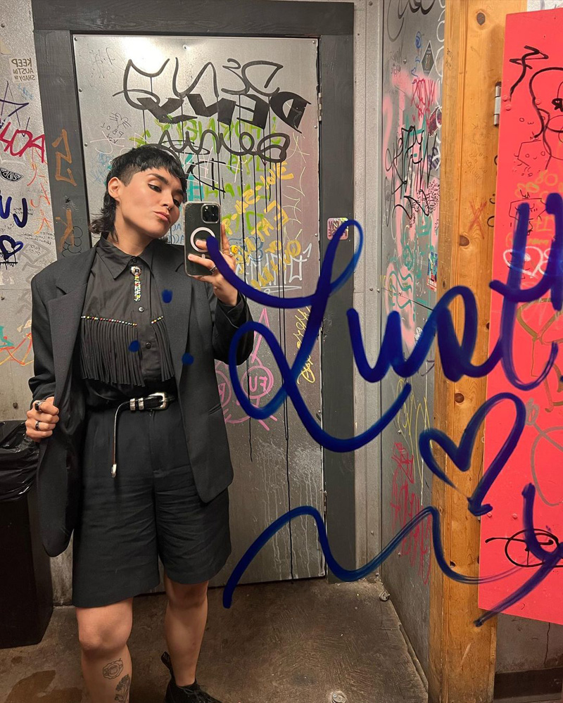 @p_yosik Two photos: group of volunteers with Mariposas Sin Fronteras, and volunteers doing yardwork